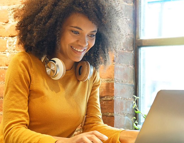 A female looks at SphereCard on a laptop